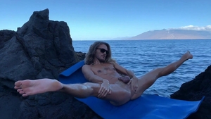 AlternaDudes: Skinny and hairy jacking off outdoors solo